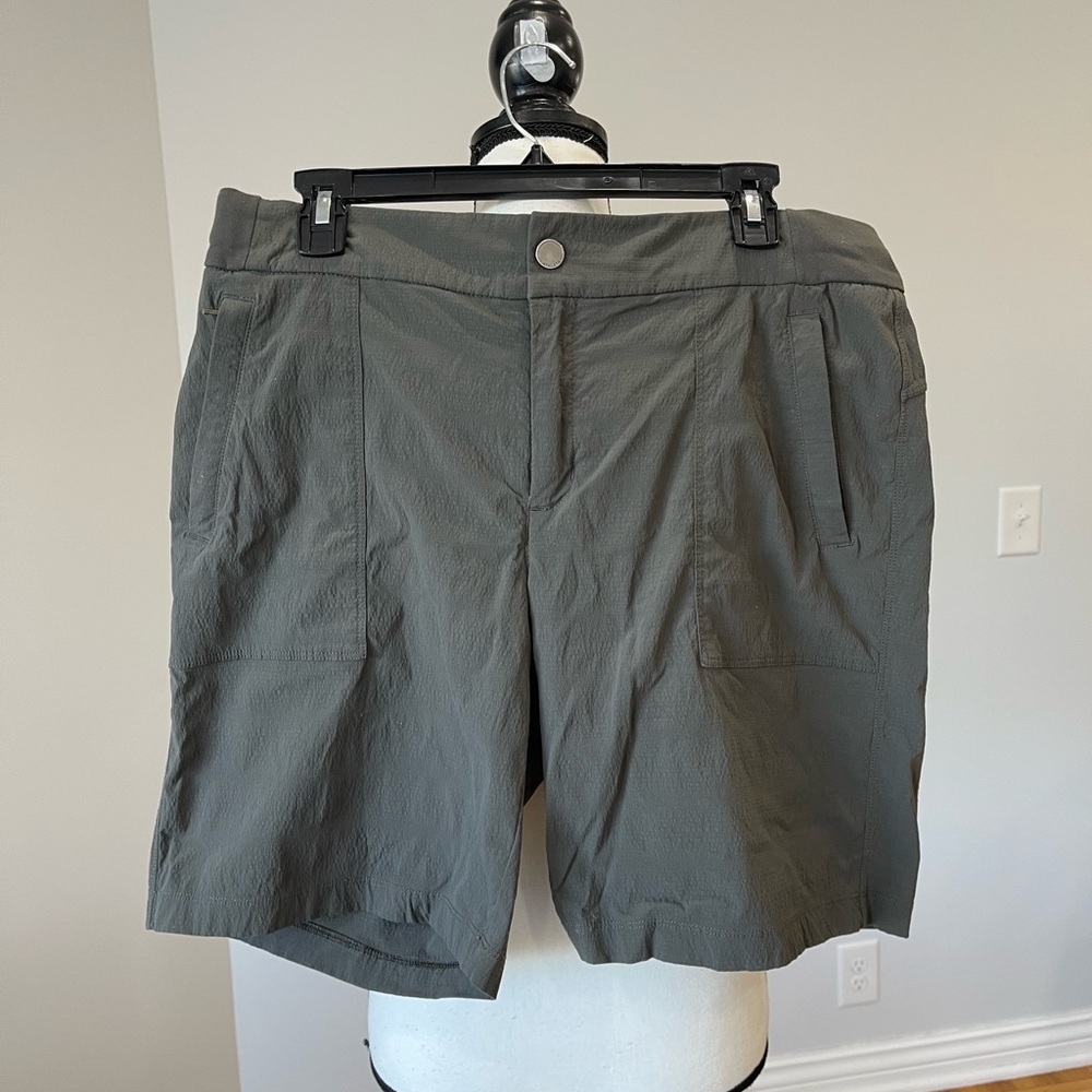 Athleta Trekkie Bermuda women's 12 hiking activewear walking green stretch camp